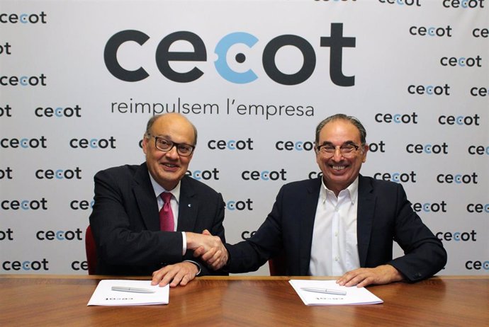 El presidente de Cecot, Xavier Panés, y el presidente institucional de Veolia Serveis Catalunya, Miquel Àngel Cerdà, en la firma del convenio