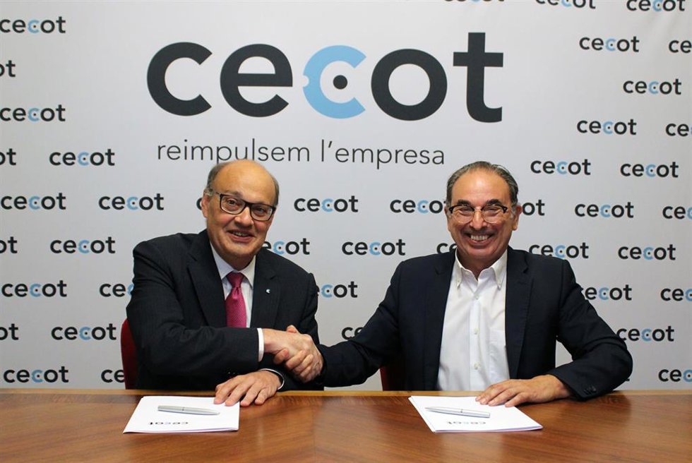 El presidente de Cecot, Xavier Panés, y el presidente institucional de Veolia Serveis Catalunya, Miquel ngel Cerd, en la firma del convenio