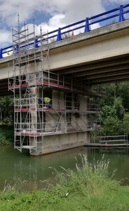 Reparación pila del puente sobre el río Tirón en la N-124, en La Rioja