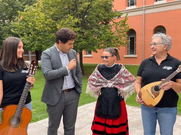 El director general de Cultura, Roberto Iturriaga, acompañado de diferentes representantes de las tres escuelas