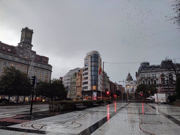 Archivo - El Paseo de los Álamos del Campo San Francisco de Oviedo en una jornada de lluvia.