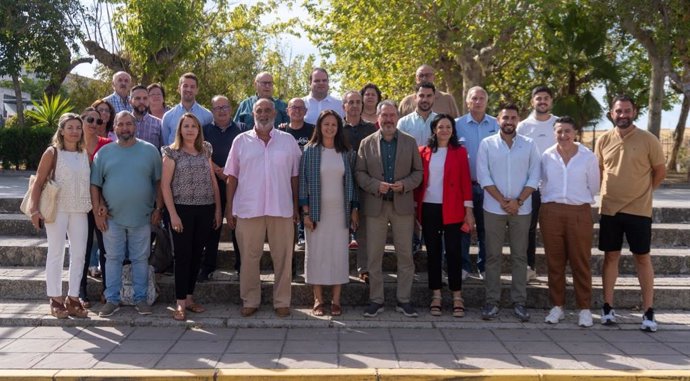 Juan Espadas (centro) tras participar en un café de trabajo en Fuente Obejuna con alcaldes de la comarca del Guadiato junto a la secretaria general del PSOE cordobés, Rafi Crespín, y la alcaldesa del municipio, Silvia Mellado.