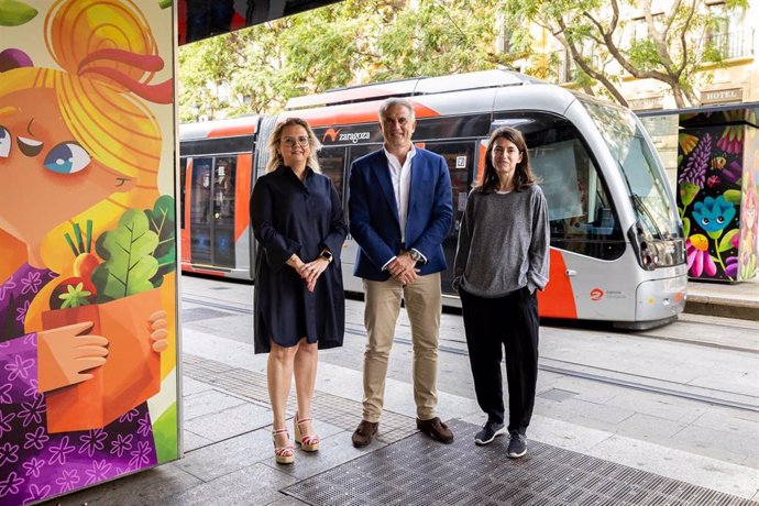 El consejero de Movilidad del Ayuntamiento de Zaragoza, José Miguel Rodrigo, Ana Moreno, directora de Los Tranvías de Zaragoza, e Isabel Tris, del equipo de dirección del Festival Asalto.