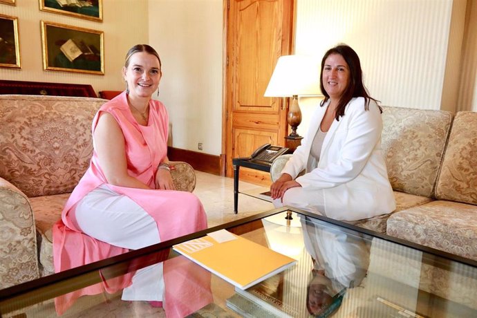 La presidenta del Govern, Marga Prohens, junto a la alcaldesa de Campos, Francisca Porquer.