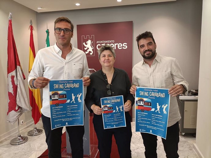 El concejal de Comercio, Jorge Suárez, junto a los promotores de 'Swing Caraband', Gema Nevado y Juan Luis González