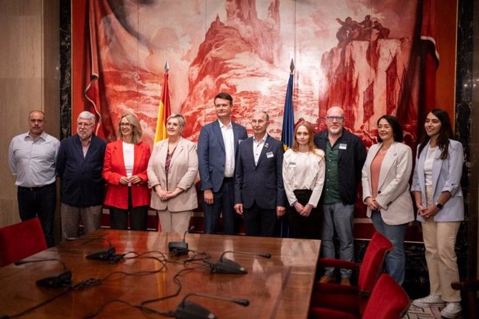 Diputados de PSOE, Sumar y ERC con representantes de sindicalistas ucranianos