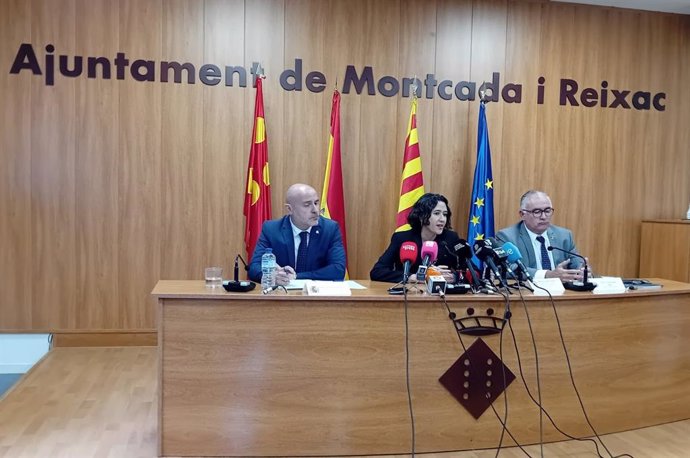 El delegado del Gobierno en Catalunya, Carlos Prieto; la consellera de Interior y Seguridad Pública, Núria Parlon, y el alcalde de Montcada i Reixac (Barcelona), Bartolo Egea, en una rueda de prensa tras la Junta Extraordinaria de Seguridad de Montcada.