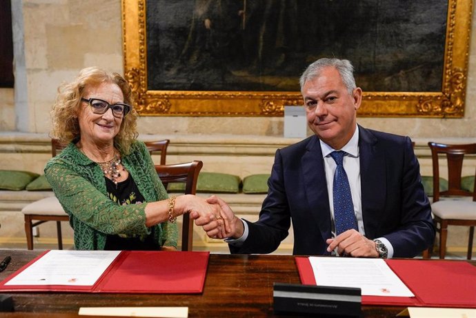 La alcaldesa de la ciudad italiana de Siena, Nicoletta Fabio, y el alcalde de Sevilla, José Luis Sanz, firman un memorando de entendimiento entre ambas ciudades en el Consistorio hispalense.