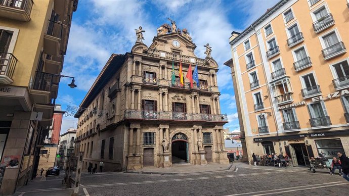 Archivo - Fachada del Ayuntamiento de Pamplona.