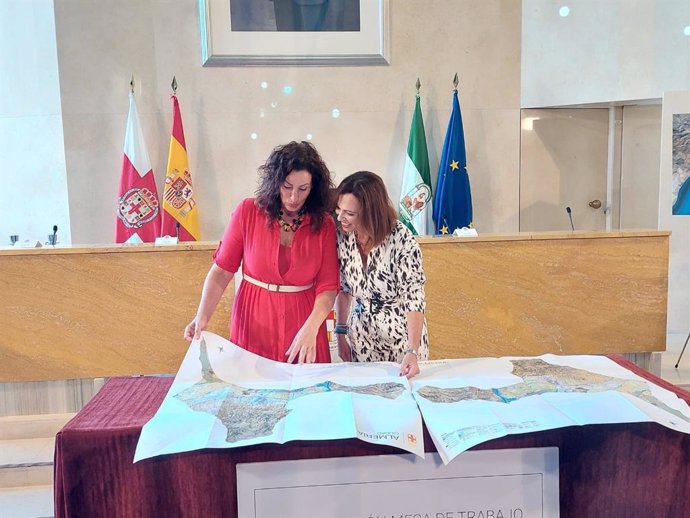 La alcaldesa de Almería, María del Mar Vázquez, y la consejera de Fomento, Rocío Díaz.