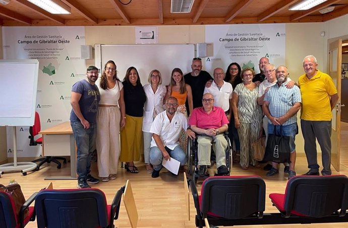 La gerente del Área de Campo de Gibraltar Oeste con asociaciones de pacientes.