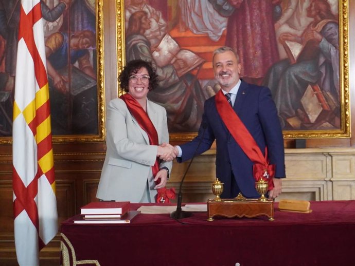 Carme Lleó en el acto de posesión como concejal en el Ayuntamiento de Barcelona, junto con el alcalde, Jaume Collboni.