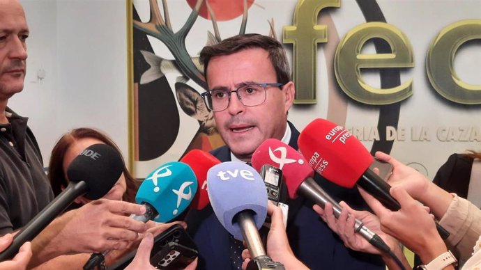 El secretario general del PSOE de Extremadura, Miguel Ángel Gallardo, atiende a los medios en Badajoz