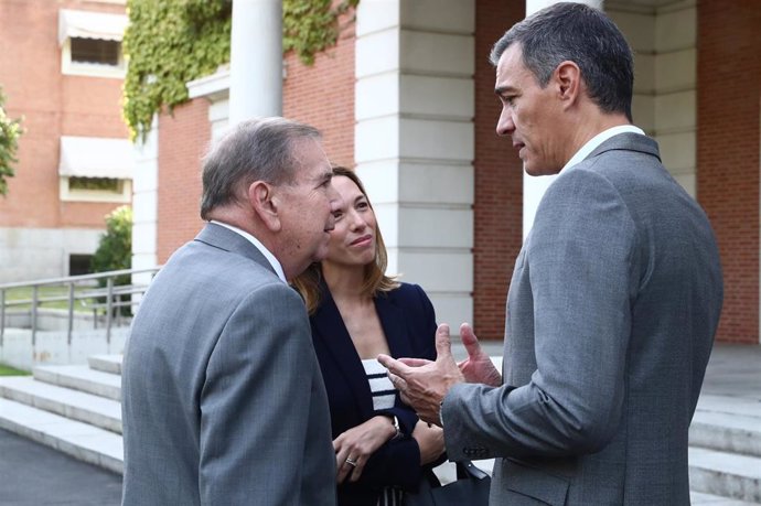 El candidato opositor venezolano Edmundo González (i) y el presidente del Gobierno, Pedro Sánchez (d), se reúnen en el Palacio de la Moncloa