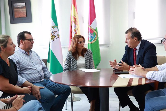 El presidente de la Diputación, Javier Fernández, mantiene un encuentro institucional con la alcaldesa de Cantillana, Rocío Campos, en el Consistorio.