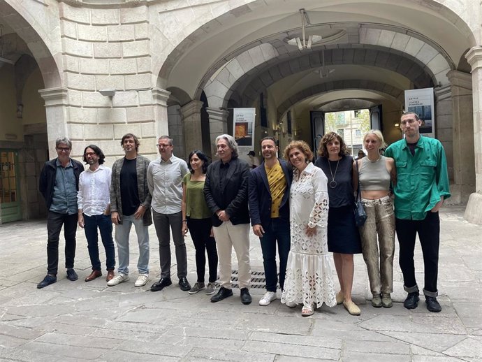 El concejal de Cultura, Xavier Marcé, y la jefa de fiestas del Icub, Anna Lleó, junto con los programadores artísticos de las fiestas de la Mercè 2024.