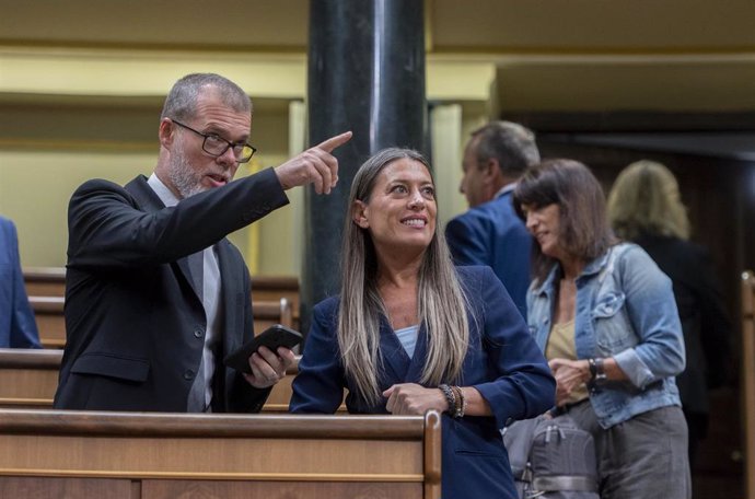 El diputado de Junts Josep Maria Cruset y la portavoz de Junts en el Congreso, Miriam Nogueras, llegan a una sesión de control al Gobierno, en el Congreso de los Diputados, a 11 de septiembre de 2024, en Madrid (España).