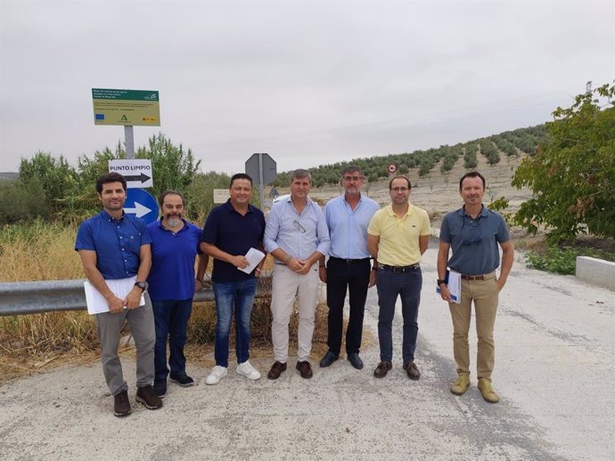 El delegado de Agricultura, Pesca, Agua y Desarrollo Rural, Francisco Acosta (centro), en su visita al camino en Montemayor.