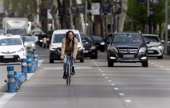 Archivo - Un hombre en una bicicleta eléctrica, a 5 de abril de 2024, en Madrid (España).