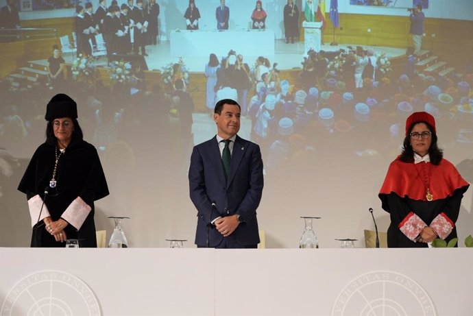 El presidente de la Junta de Andalucía, Juanma Moreno, junto a la rectora de la UHU, María Antonia Peña (izquierda), durante la inauguración del curso acádemico de las universidades andaluzas.