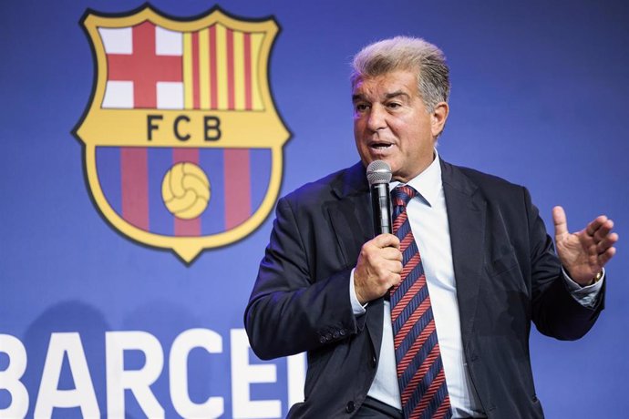 El presidente del FC BArcelona, Joan Laporta, ante los socios. 