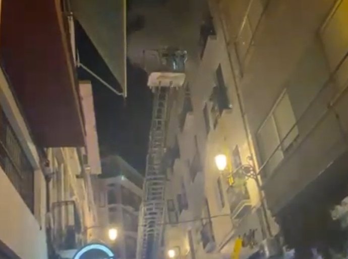 Un moment del rescat de la balconada amb l'escala