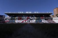 Ayuso confirma las obras en 2025 para reformar el Estadio de Vallecas "como merecen la afición e historia" del Rayo