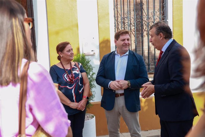 El presidente de la Diputación de Sevilla, Javier Fernández, y el alcalde de Villaverde del Río, José María Martín, durante la visita del primero al municipio para abordar los proyectos que se acometen con fondos provinciales.