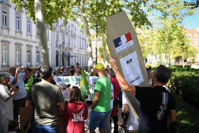 Varias personas durante una manifestación en contra del nuevo primer ministro de Francia, Michel Barnier, en la plaza de la Villa de París de Madrid