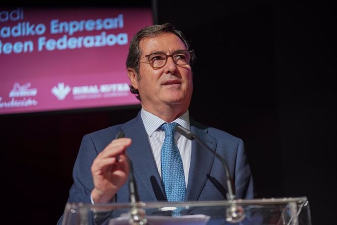 El presidente de la CEOE, Antonio Garamendi, durante un homenaje de Ajebask Euskadi al presidente de la CEOE, Antonio Garamendi, en el Palacio de Congresos de Europa, a 12 de septiembre de 2024, en Vitoria, Álava, País Vasco (España). 