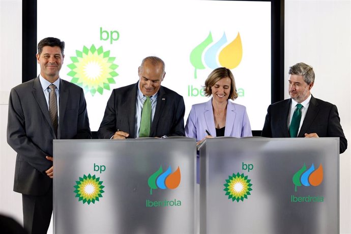 Firma de la colaboración entre BP Oil e Iberdrola para el desarrollo del proyecto de hidrógeno verde