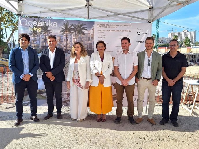 La alcaldesa de Torremolinos, Margarita del Cid, y la edil de Urbanismo Marina Vázquez, junto a Luis Acacio, subdirector de Nuovit, Juan Francisco Gil, arquitecto de Egoin, y Juan José Baena, representante del equipo redactor del proyecto, entre otros.