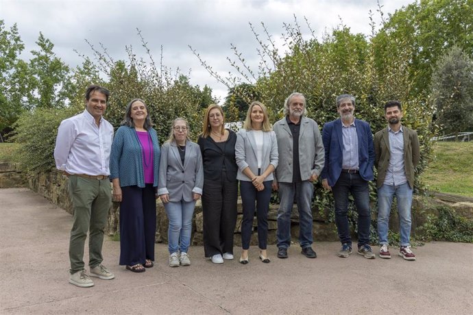 Representantes de Dincat con la consellera Mònica Martínez