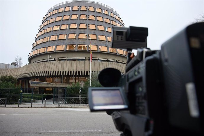 Archivo - Una cámara frente a la sede del Tribunal Constitucional 