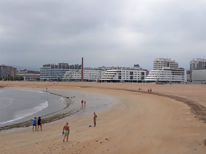 Archivo - Playa de Poniente (Archivo)