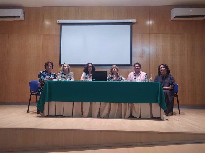 La delegada territorial de Desarrollo Educativo en la provincia de Cádiz, Isabel Paredes, anuncia el realojo de estudiantes del Rancho de Colores de Jerez