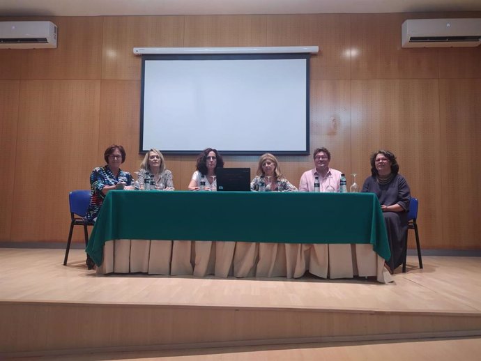 La delegada territorial de Desarrollo Educativo en la provincia de Cádiz, Isabel Paredes, anuncia el realojo de estudiantes del Rancho de Colores de Jerez