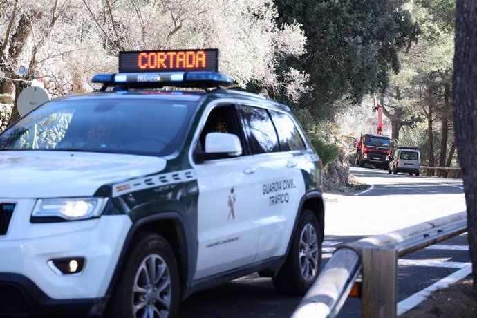 Archivo - Un coche anuncia una carretera cortada en la Serra de Tramuntana.