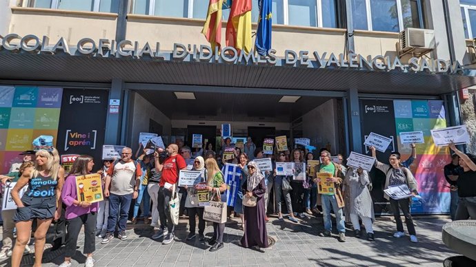 Archivo - Arxiu - Concentració a les portes de les EOI València-Saïdia (arxiu)