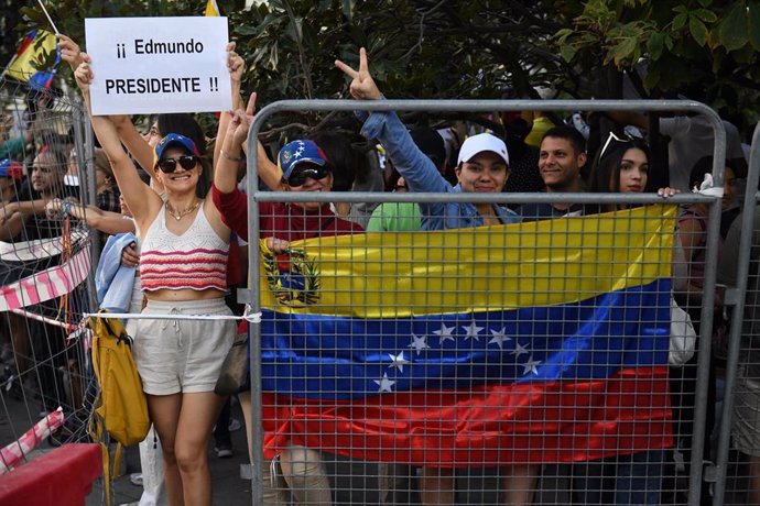 Decenas de personas durante una concentración frente al Congreso de los Diputados para reivindicar a Edmundo González como presidente electo de Venezuela