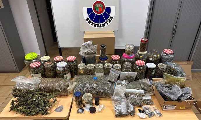 Material localizado en las operaciones de la Ertzaintza que han permitido desmantelar dos cultivos de marihuana en Lekeitio.