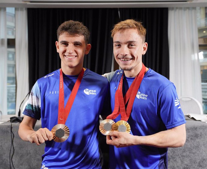 Ander Cepas e Iñigo Llopis presentan en San Sebastián las medallas ganadas en los Juegos Paralímpicos de París