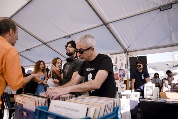 Público en un puesto de vinilos en Quadernillos