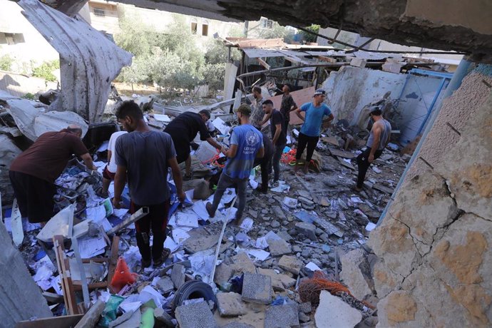 Escombros en una escuela en el campo de refugiados de Nuseirat, en la Franja de Gaza, tras un ataque israelí