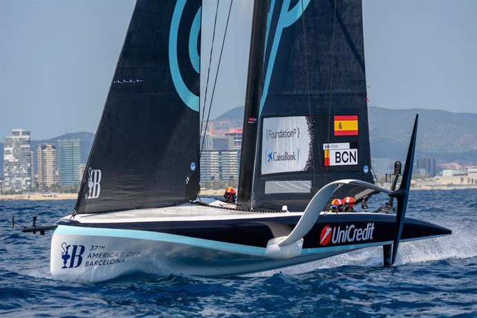 Entrenamiento del AC40 del Sail Team BCN, el desafío español para la Unicredit Youth America's Cup, en Barcelona