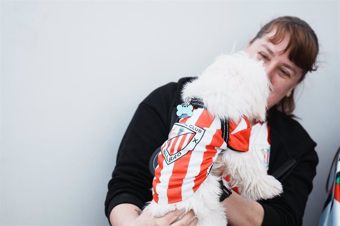 Archivo - Un perro con una camiseta del  Athletic Club de Bilbao, a 5 de abril de 2024, en Lezama, Vizcaya, País Vasco (España). 