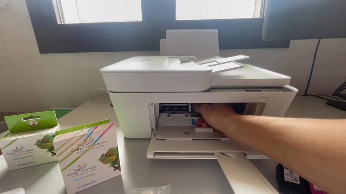 Manuel Garrido poniendo unos cartuchos ColorPremium  en HP