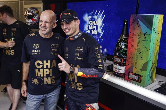 Archivo - Max Verstappen junto a Adrian Newey celebrando uno de los títulos mundiales de Fórmula 1