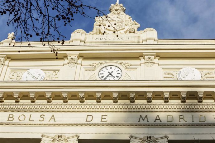 Archivo - Reloj de la fachada exterior del Palacio de la Bolsa de Madrid, en la Plaza de la Lealtad, nº1 de Madrid (España).