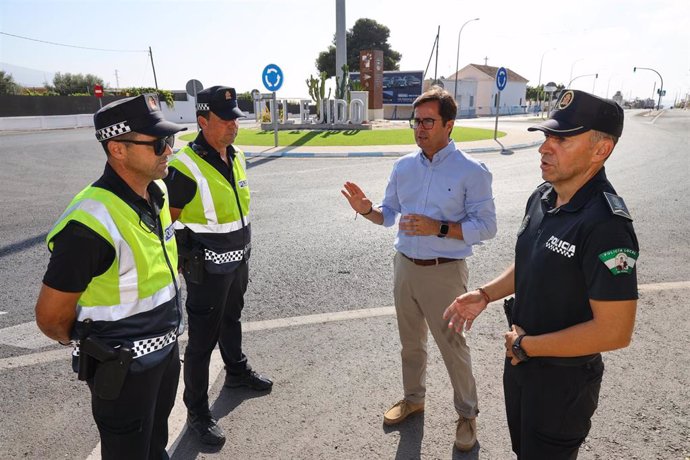 El alcalde de El Ejido, Francisco Góngora, supervisa el dispositivo de seguridad por la peregrinación al Cristo de la Luz de Dalías (Almería).